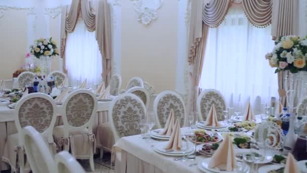 在装饰好的餐厅里的婚宴桌 — 图库视频影像