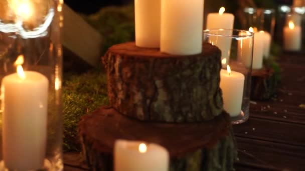 Las Velas Sobre Suelo Madera Por Noche — Vídeos de Stock