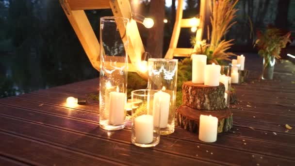 Kerzen Auf Einem Holzboden Der Nacht — Stockvideo