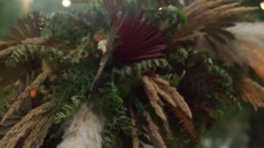 Tören için kemerin dekorasyonu.