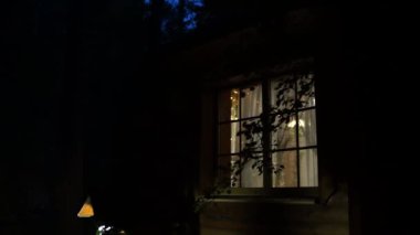 Evin penceresinden gelen ışık.