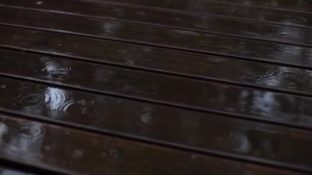 Gotas Lluvia Cayendo Sobre Suelo Madera — Vídeo de stock