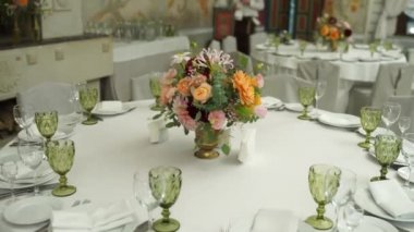 Dekorlu ve çiçekli düğün masası