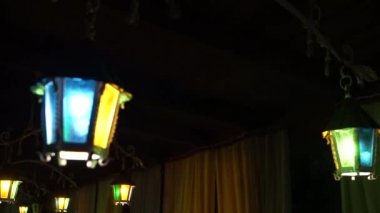 Geceleri restoranın tavanında lambalar.