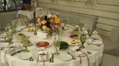 Dekorlu ve çiçekli düğün masası