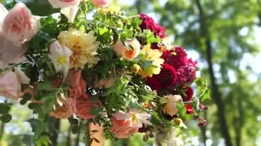 Çiçeklerle süslenmiş bir düğün töreni için kemer.