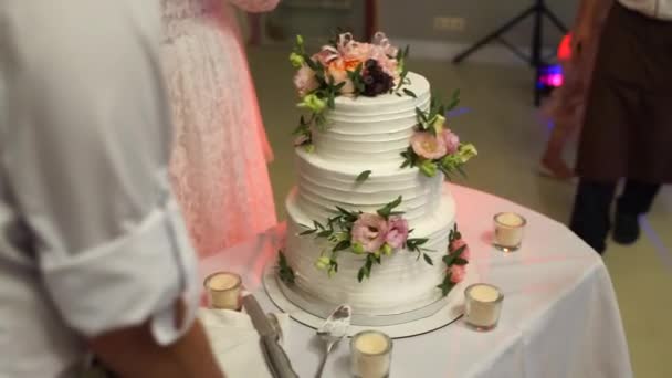Waiters Carry Wedding Cake Restaurant — Stock Video