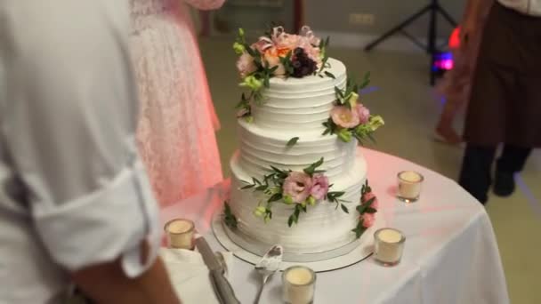 Serveurs Portent Gâteau Mariage Dans Restaurant — Video