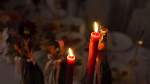 Κόκκινα Κεριά Καίγονται Στο Σκοτάδι Στο Τραπέζι — Αρχείο Βίντεο