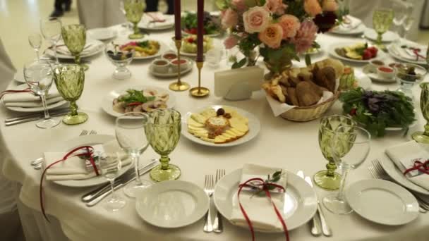 Düğün Için Çiçeklerle Süslenmiş Bir Restoranda Ziyafet Masası — Stok video