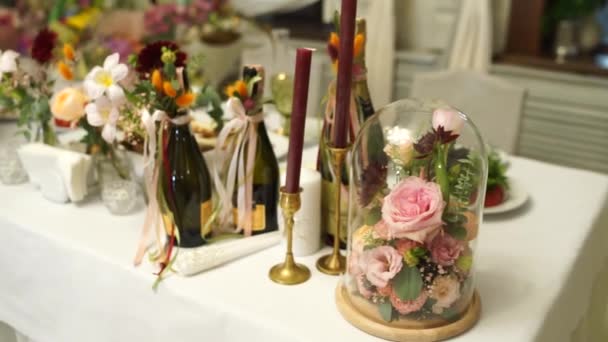 Banket Tafel Een Restaurant Versierd Met Bloemen Voor Een Bruiloft — Stockvideo