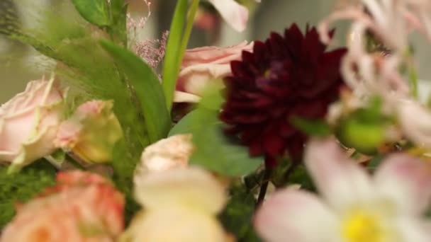 結婚式のための花で飾られたレストランでの宴会テーブル — ストック動画