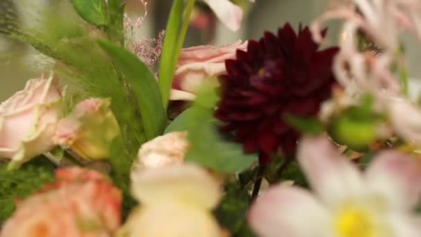 Banketttisch Einem Mit Blumen Dekorierten Restaurant Für Eine Hochzeit — Stockvideo