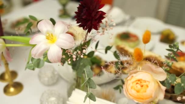 Banketttisch Einem Mit Blumen Dekorierten Restaurant Für Eine Hochzeit — Stockvideo