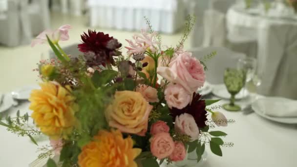 Bankettbord Restaurang Dekorerad Med Blommor Till Bröllop — Stockvideo
