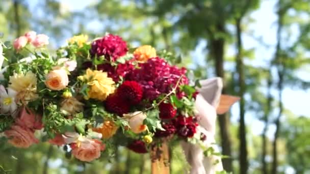 Båge För Bröllopsceremoni Dekorerad Med Blommor Inredning — Stockvideo