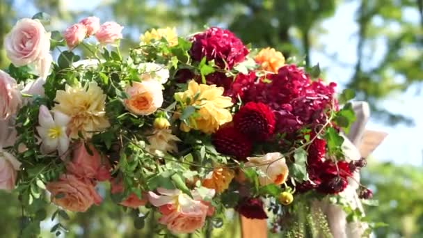 Boog Voor Een Bruiloft Ceremonie Versierd Met Bloemen Decor — Stockvideo