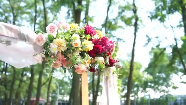 Boog Voor Een Bruiloft Ceremonie Versierd Met Bloemen Decor — Stockvideo