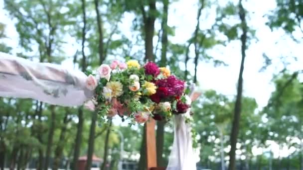 Boog Voor Een Bruiloft Ceremonie Versierd Met Bloemen Decor — Stockvideo