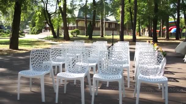 Λευκές Καρέκλες Για Την Γαμήλια Τελετή — Αρχείο Βίντεο