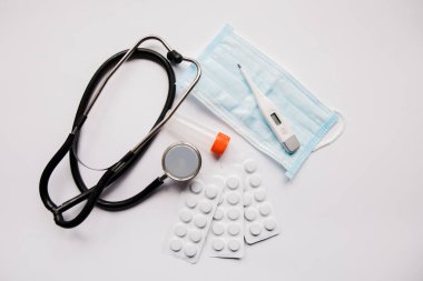 Steteskopta ilaç ve koruyucu maske var.