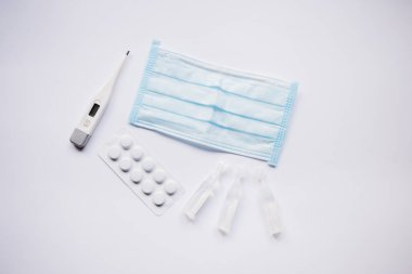 Elektronik termometre ve ilaçlı koruyucu maske