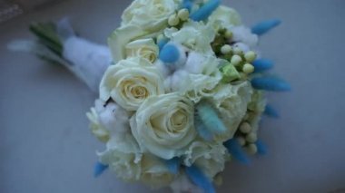 Düğün buketi kanepede yatıyor.