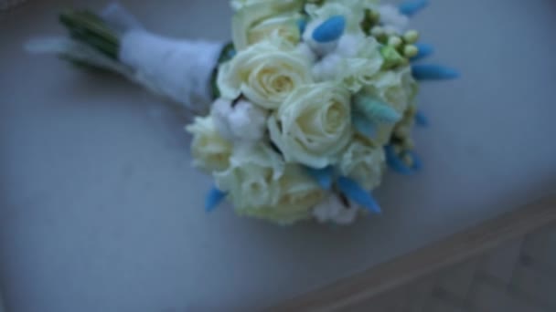 Düğün Buketi Kanepede Yatıyor — Stok video