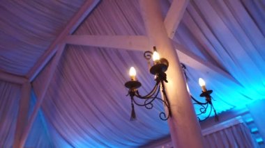 Restoran sütununda lambalar yanıyor.