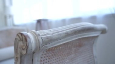 Odadaki antika parlak kanepe.