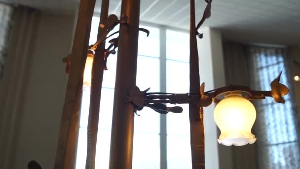 ampoules dans un grand hall 