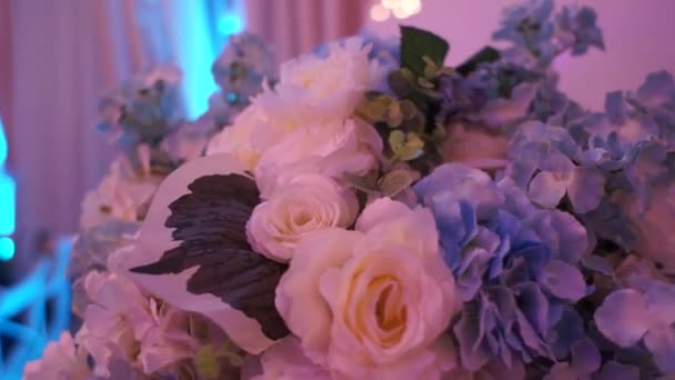 Blumenschmuck Auf Dem Hochzeitstisch — Stockvideo