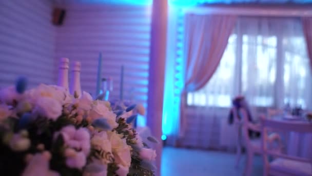 Διακόσμηση Λουλουδιών Στο Τραπέζι Του Γάμου — Αρχείο Βίντεο