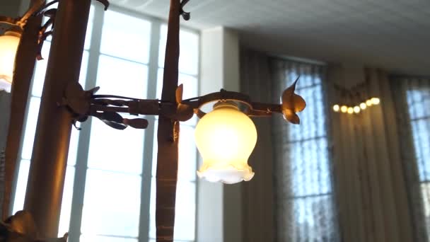 ampoules dans un grand hall 