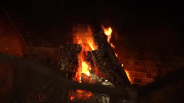 Bir şömine bulunan bir ateş yakar