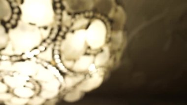 Tavanda büyük avize