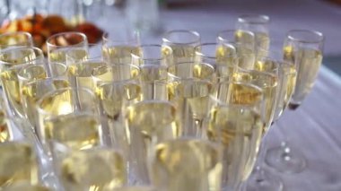 Lokantadaki masada şampanya bardakları