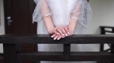 Gelinin elleri parmaklıklarda