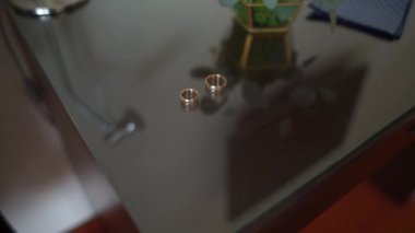 Adam eline alyansları alır.