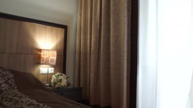 Düğün buketi yatağın yanındaki masada.