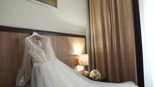 Hochzeitskleid Auf Dem Bett Zimmer — Stockvideo