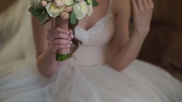 Bruden Håller Bröllopsbukett Sina Händer — Stockvideo