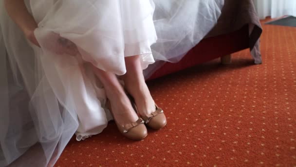 新娘的新鞋在房间里 — 图库视频影像