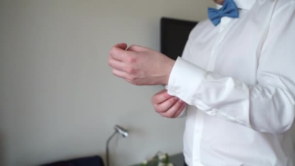 Homme Attache Manches Chemise Poignets — Video