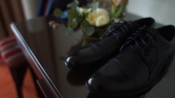 Взуття Краватки Обручки Столі — стокове відео