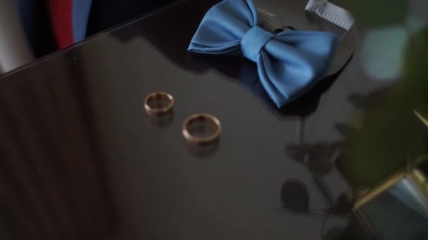 领结鞋和结婚戒指放在桌上 — 图库视频影像