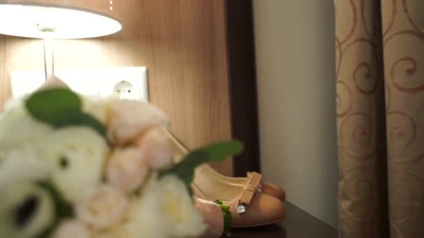Virágcsokor Jegygyűrűvel Cipővel Asztalon — Stock videók