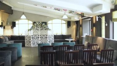 Bir düğün töreni restoranının içinde.