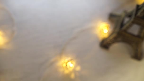 Glühbirnen Auf Dem Tisch Girlanden — Stockvideo