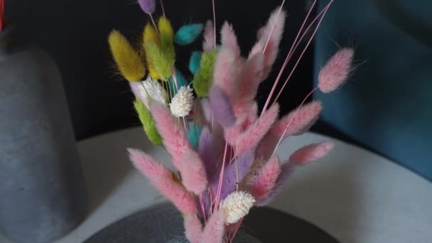 花瓶里的五彩斑斓的小穗 — 图库视频影像